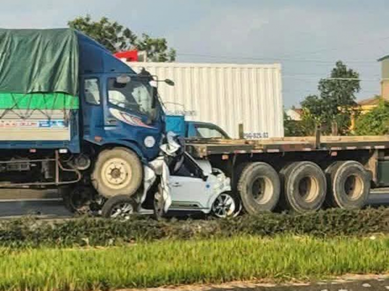 Tai nạn giao thông liên hoàn, 3 người thương vong, 7 ô tô hư hỏng nặng -0