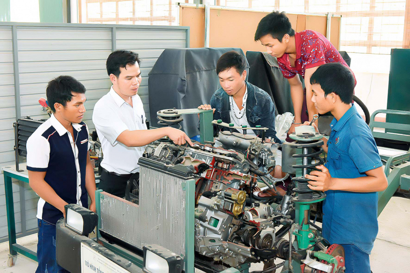 Người lao động loay hoay ở phân khúc lương thấp -0