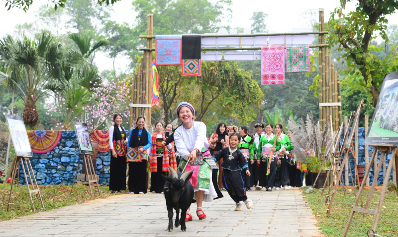 Đậm sắc màu văn hóa các dân tộc tại “Chợ phiên vùng cao - Chào năm mới 2026” -0