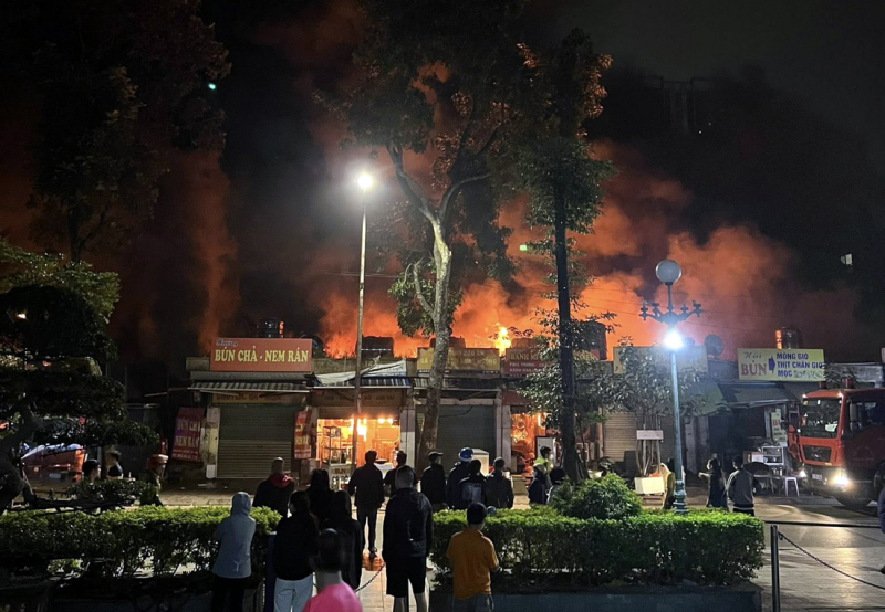 Cháy chợ xanh Định Công nhiều hộ dân sơ tán -0