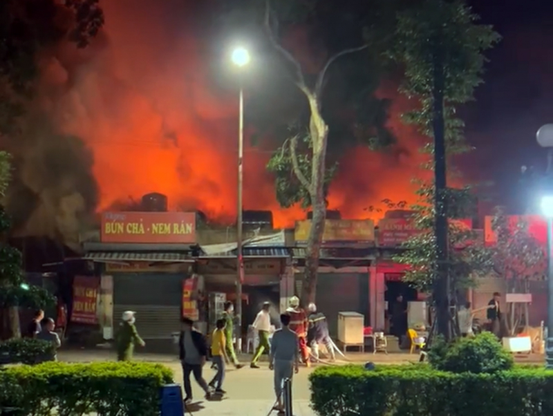 Cháy chợ xanh Định Công nhiều hộ dân sơ tán -0