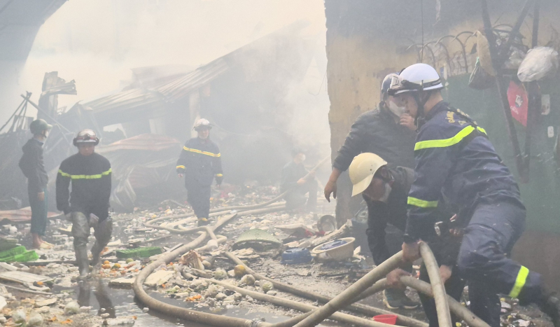 Đám cháy tại chợ Xanh được khống chế, không có thương vong về người -0