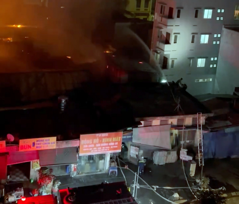 Cháy chợ xanh Định Công nhiều hộ dân sơ tán -0