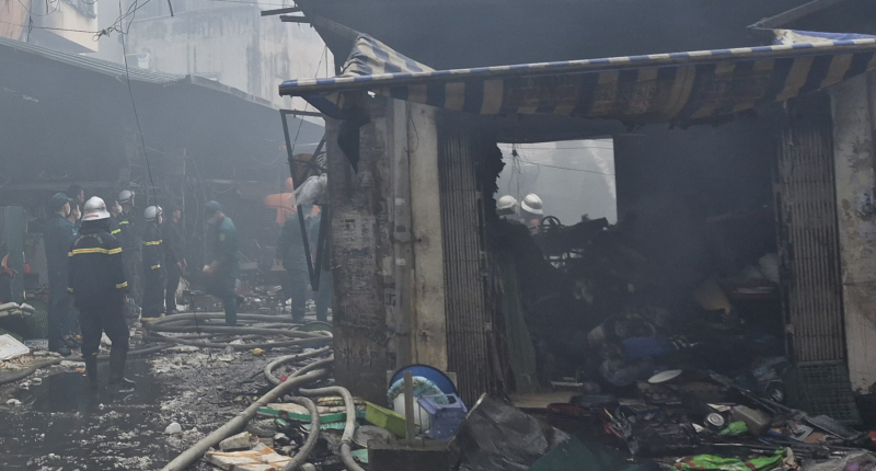 Đám cháy tại chợ Xanh được khống chế, không có thương vong về người -1