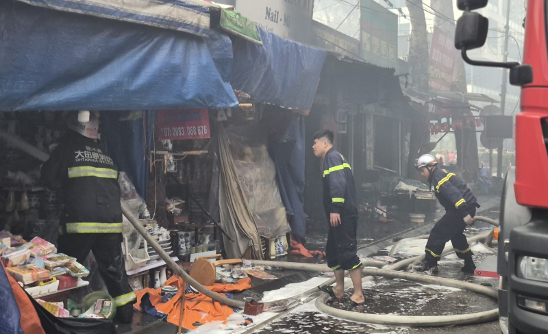 Đám cháy tại chợ Xanh được khống chế, không có thương vong về người -2