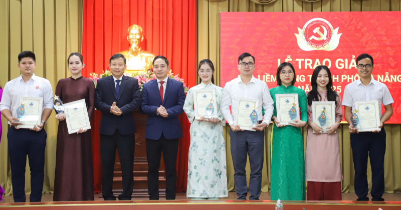 Vệt bài viết về khu thương mại tự do trên Báo CAND đoạt Giải báo chí Búa liềm vàng TP Đà Nẵng năm 2025 -0