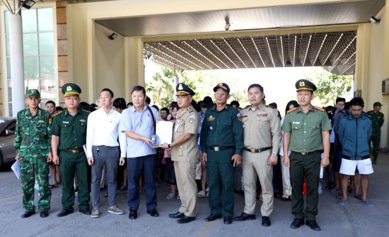 Bàn giao gần 80 công dân  dính bẫy “việc nhẹ, lương cao” ở các tỉnh, thành phố -0