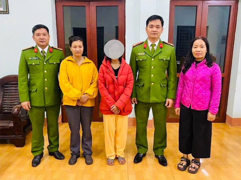 3 ngày đêm phối hợp xác minh, tìm kiếm gia đình cho cháu gái bị lạc -0