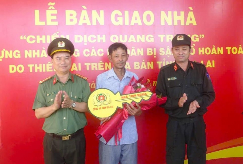 Bàn giao 2 căn nhà “Chiến dịch Quang Trung” đầu tiên ở Gia Lai do Công an xây dựng -1