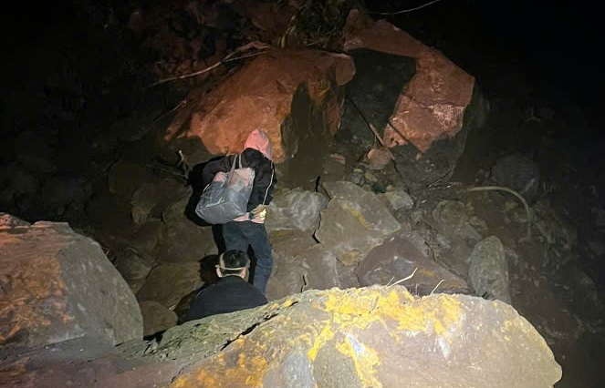 Công an xã kịp thời đưa cháu bé 1 tuổi qua khu vực sạt lở đi cấp cứu -0