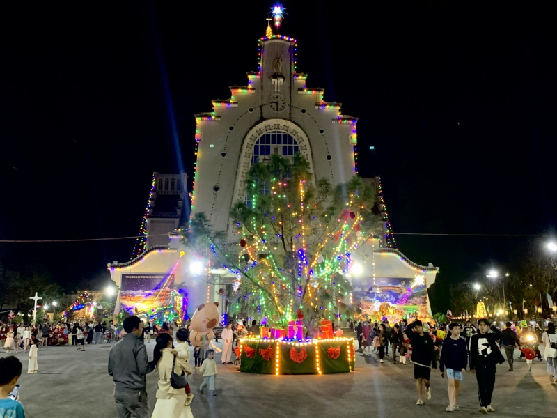 Người dân xứ Huế đến nhà thờ đón lễ Giáng sinh -0