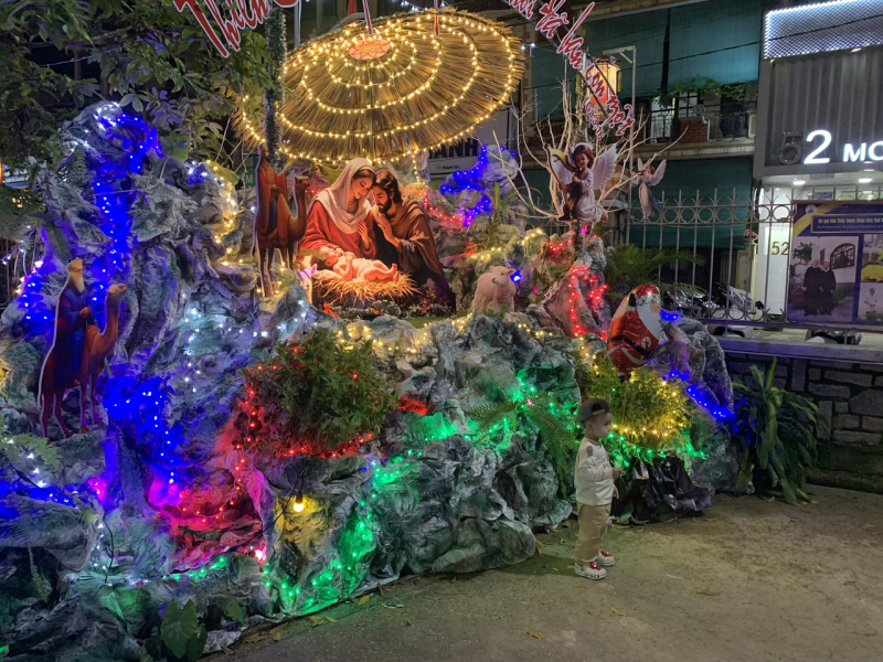 Người dân xứ Huế đến nhà thờ đón lễ Giáng sinh -0