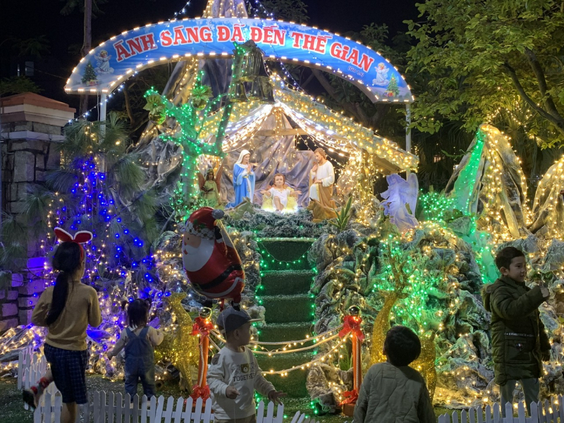 Người dân xứ Huế đến nhà thờ đón lễ Giáng sinh -1