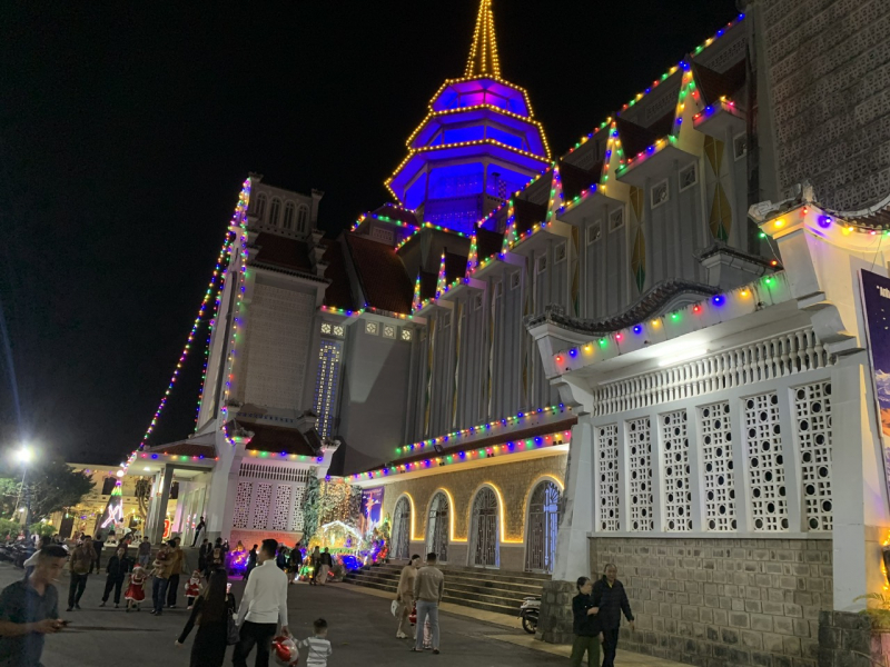 Người dân xứ Huế đến nhà thờ đón lễ Giáng sinh -0