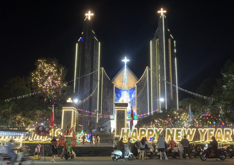 Người dân xứ Huế đến nhà thờ đón lễ Giáng sinh -0