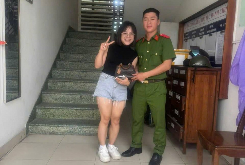 Công an “phường du lịch” ở Đà Nẵng liên tiếp, kịp thời trao trả tài sản cho người dân, du khách -0