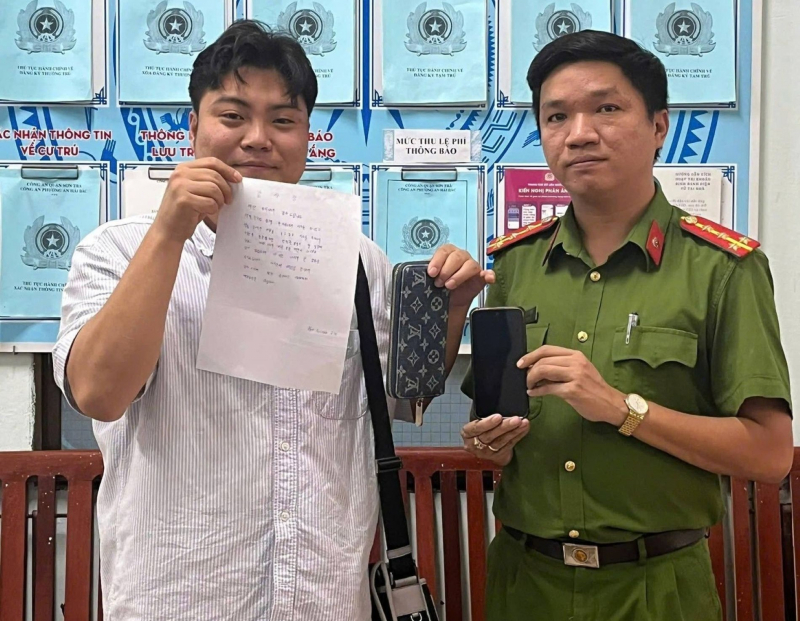 Công an “phường du lịch” ở Đà Nẵng liên tiếp, kịp thời trao trả tài sản cho người dân, du khách -1