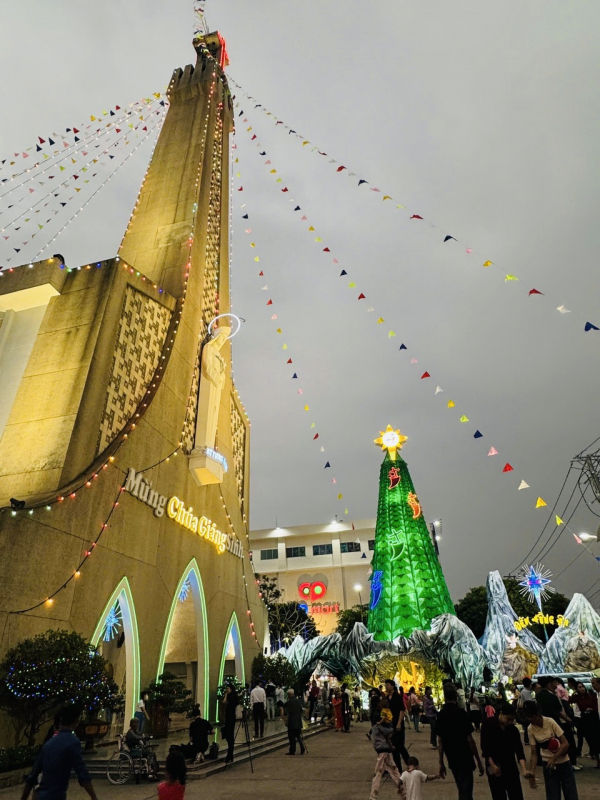 Giữ bình yên mùa Giáng sinh tại Giáo xứ Chánh toà Long Xuyên -0