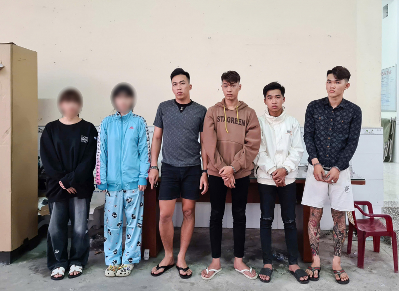 Bắt ma túy, lòi ra súng và trên 1.400 viên đạn -0