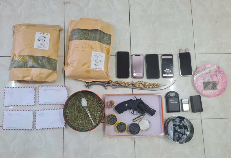 Bắt ma túy, lòi ra súng và trên 1.400 viên đạn -0