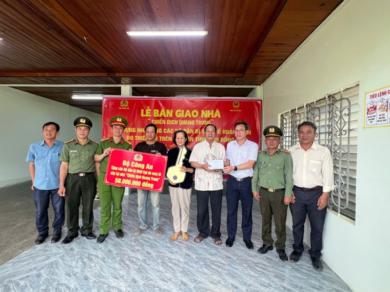 Công an Lâm Đồng bàn giao thêm 3 căn nhà trong “Chiến dịch Quang Trung” -0