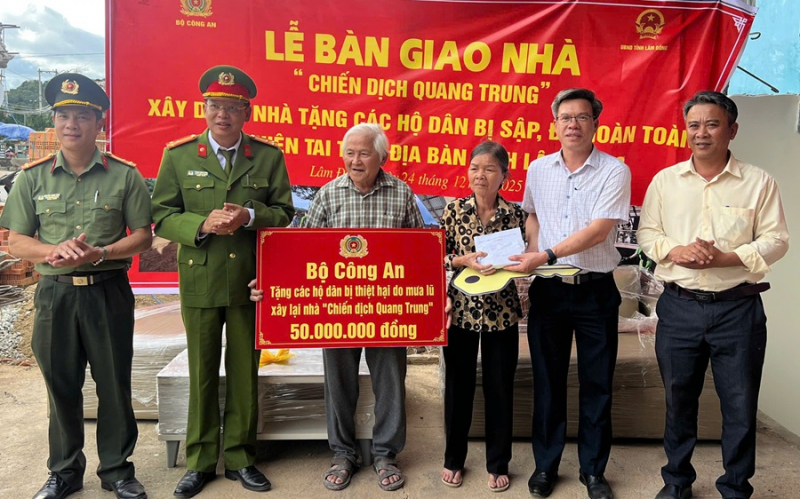 Công an Lâm Đồng bàn giao thêm 3 căn nhà trong “Chiến dịch Quang Trung” -0
