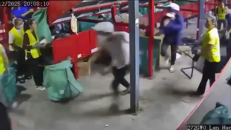 Bắt 3 đối tượng xông vào công ty đâm chết đồng nghiệp cũ -0