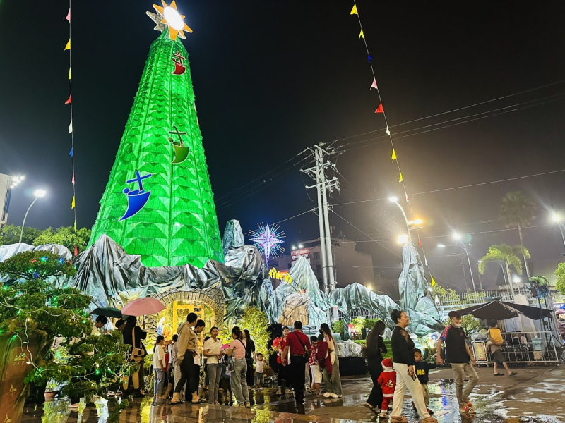 Giữ bình yên mùa Giáng sinh tại Giáo xứ Chánh toà Long Xuyên -1