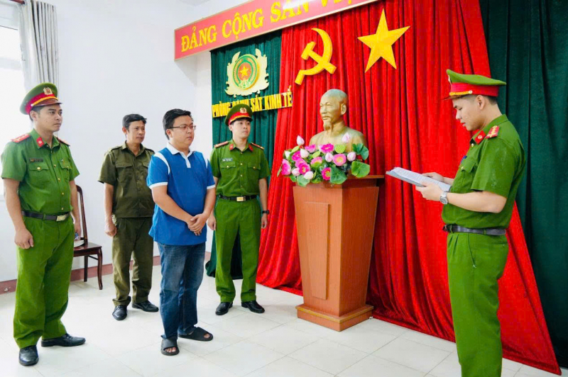 Cửa hàng trưởng xăng dầu tham ô hơn 7,3 tỷ đồng để cá độ bóng đá -0