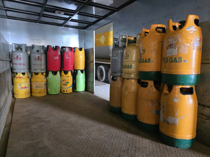 Khởi tố 4 bị can trong đường dây sản xuất, tiêu thụ gas giả quy mô lớn -0