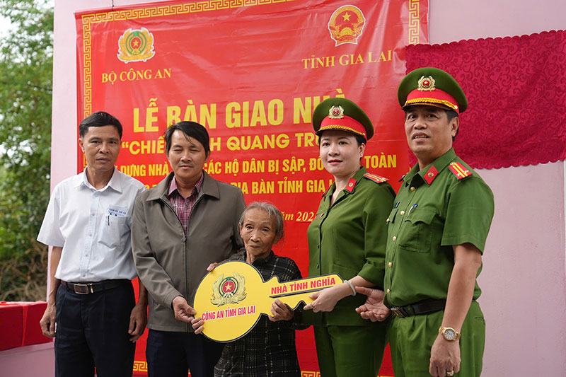 Bàn giao 4 căn nhà thuộc “Chiến dịch Quang Trung” cho người dân ở Gia Lai -0