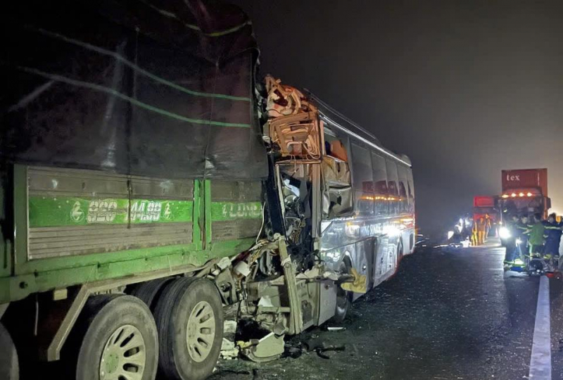 Cảnh sát PCCC và CNCH Thanh Hóa – Ninh Bình giải cứu 2 nạn nhân mắc kẹt sau tai nạn giao thông trên cao tốc -0