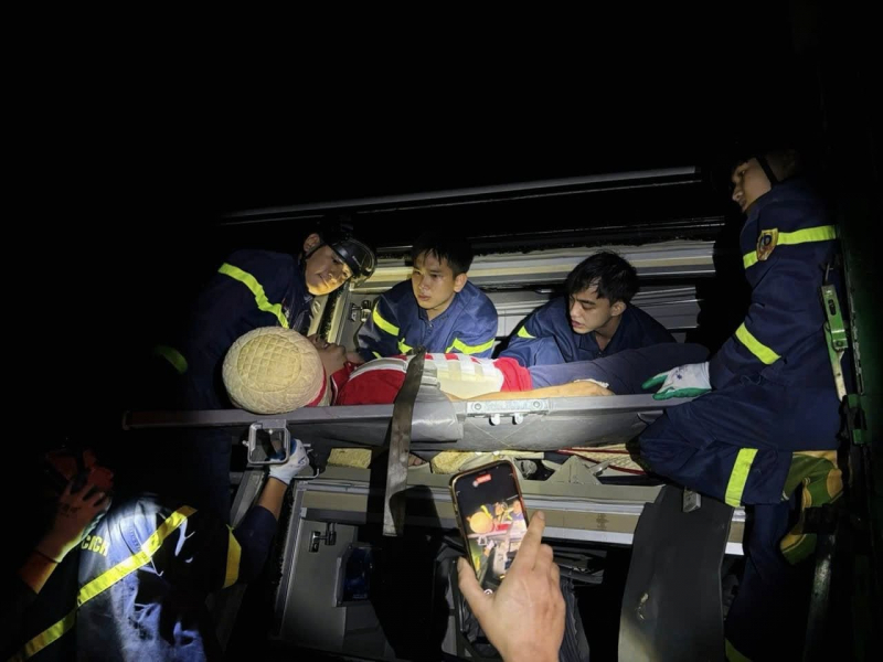 Cảnh sát PCCC và CNCH Thanh Hóa – Ninh Bình giải cứu 2 nạn nhân mắc kẹt sau tai nạn giao thông trên cao tốc -0