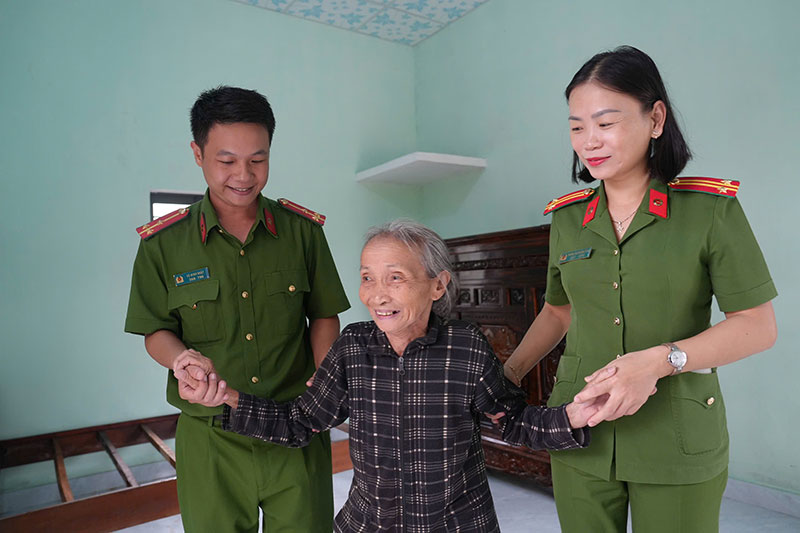 Bàn giao 4 căn nhà thuộc “Chiến dịch Quang Trung” cho người dân ở Gia Lai -1