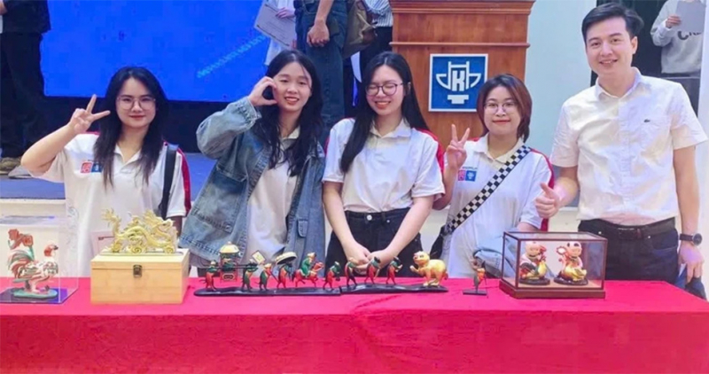 các thành viên nhóm sinh viên khoa n%3fi th%3ft, tru%3fng ð%3fi h%3fc ki%3fn trúc hà n%3fi v%3fi d%3f án “ðông h%3f m%3fi - b%3f luu ni%3fm tu%3fng 3d ðông h%3f và set tô tu%3fng.jpg -0