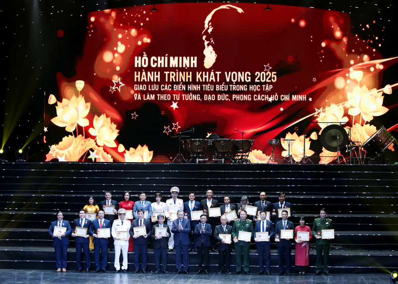 Các điển hình tiên tiến đã nêu gương sáng về tinh thần kiên định, tiên phong, dám nghĩ, dám làm -0