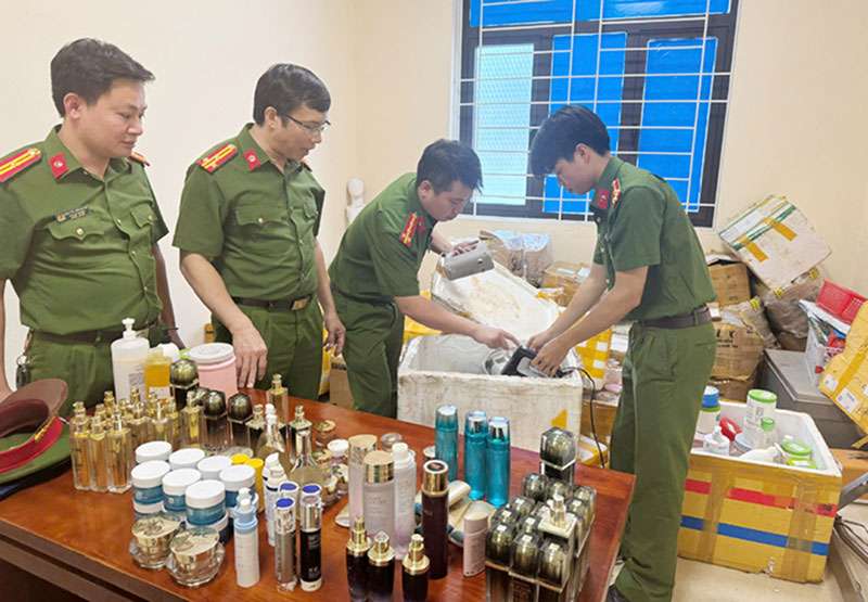 mỹ-phẩm-giả.jpg -0