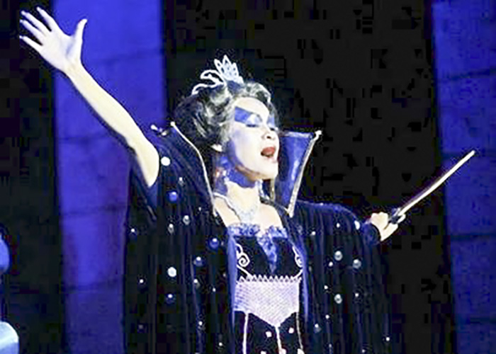 ngh%3f si bích th%3fy trong vai di%3fn d%3f d%3fi, n%3f hoàng bóng t%3fi.jpg -0