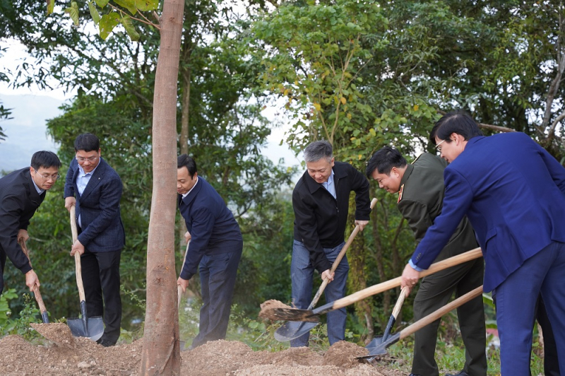 Thượng tướng Nguyễn Ngọc Lâm, Thứ trưởng Bộ Công an dâng hương các Anh hùng liệt sĩ tại Điện Biên -0