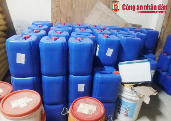 Phát hiện trên 11 tấn hóa chất công nghiệp không rõ nguồn gốc -0