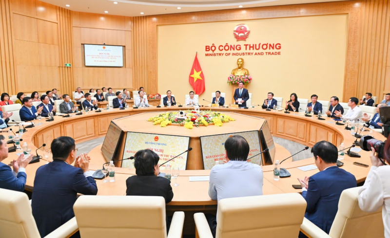 Đồng chí Lê Mạnh Hùng tiếp nhận bàn giao công tác Bí thư Đảng ủy, Quyền Bộ trưởng Bộ Công Thương -0