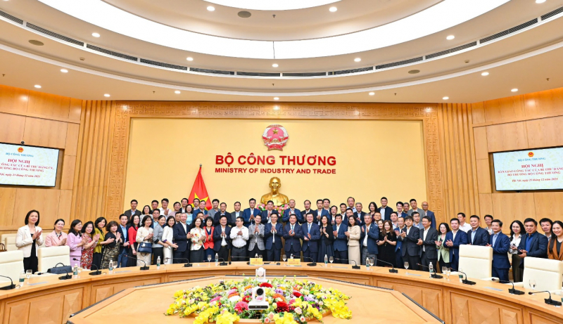 Đồng chí Lê Mạnh Hùng tiếp nhận bàn giao công tác Bí thư Đảng ủy, Quyền Bộ trưởng Bộ Công Thương -0