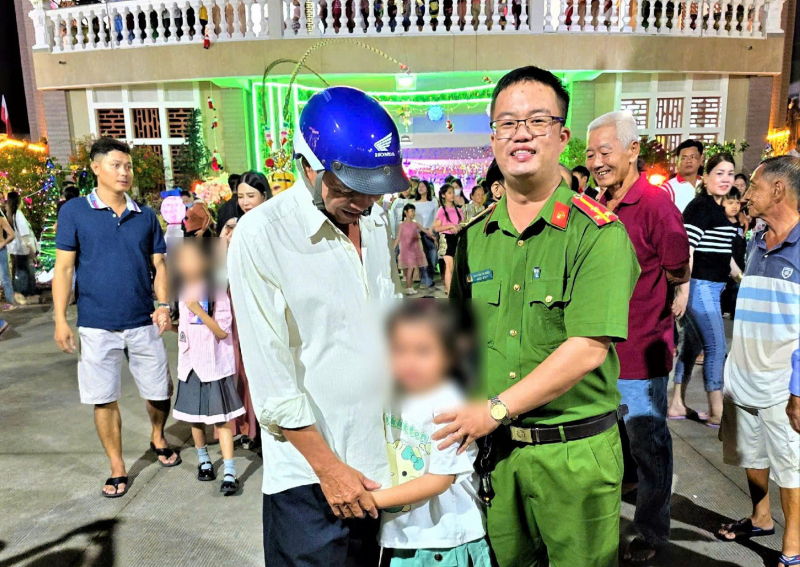 Công an phường giúp bé gái đi lạc trong đêm Giáng sinh về nhà an toàn -0