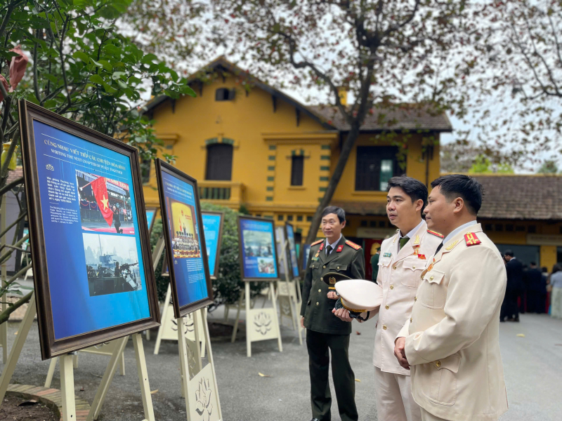 Đoàn đại biểu các điển hình tiêu biểu toàn quốc trong học tập và làm theo tư tưởng, đạo đức, phong cách Hồ Chí Minh báo công dâng Bác -0