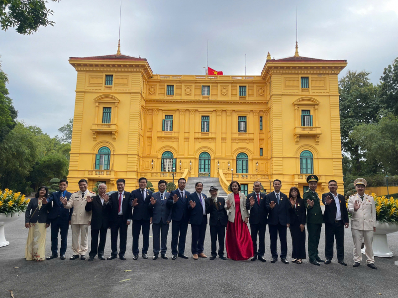 Đoàn đại biểu các điển hình tiêu biểu toàn quốc trong học tập và làm theo tư tưởng, đạo đức, phong cách Hồ Chí Minh báo công dâng Bác -0