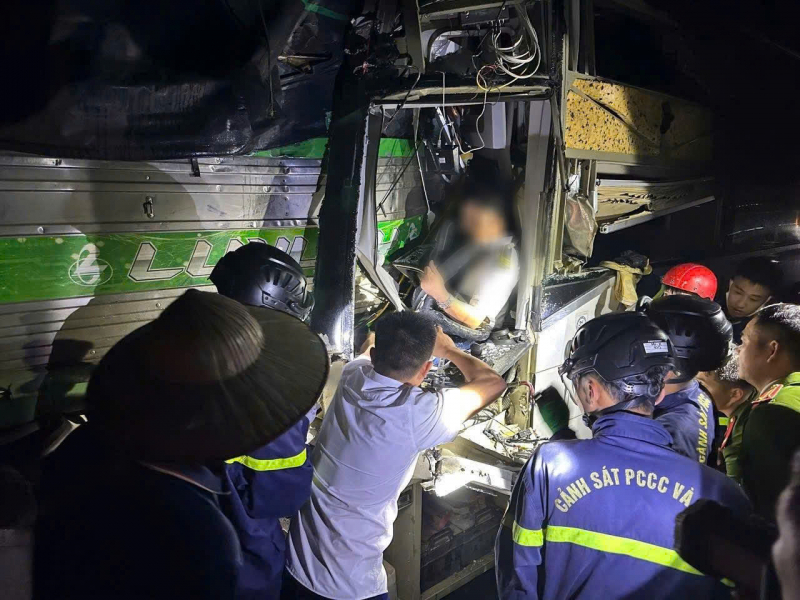 Cảnh sát PCCC và CNCH Thanh Hóa – Ninh Bình giải cứu 2 nạn nhân mắc kẹt sau tai nạn giao thông trên cao tốc -0