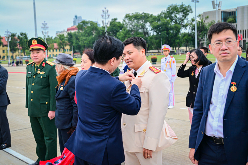 Đoàn đại biểu các điển hình tiêu biểu toàn quốc trong học tập và làm theo tư tưởng, đạo đức, phong cách Hồ Chí Minh báo công dâng Bác -0