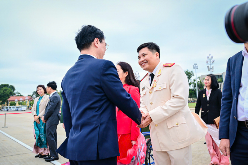 Vinh dự và tự hào khi báo công dâng Bác  -0