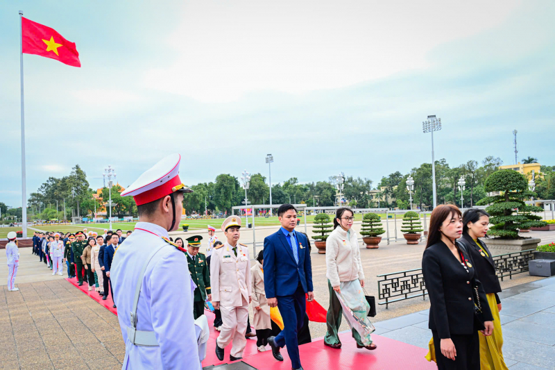 Đoàn đại biểu các điển hình tiêu biểu toàn quốc trong học tập và làm theo tư tưởng, đạo đức, phong cách Hồ Chí Minh báo công dâng Bác -0