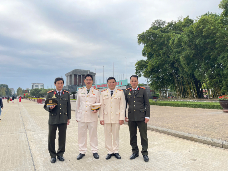 Vinh dự và tự hào khi báo công dâng Bác  -0